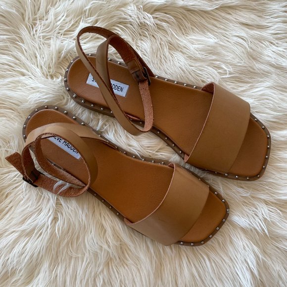 Steve Madden Deedy Flat Sandal in Tan - Picture 5 of 10